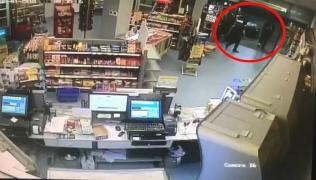 Atac şocant într-o benzinărie din Giurgiu, surprins de camerele video! Un bărbat fură o maşină după ce ameninţă o tânără cu un cuţit (Video)