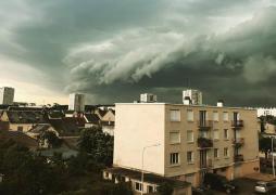 ANM revine cu noi alerte meteo de fenomene periculoase! Coduri galben şi portocaliu de furtuni, ploi torenţiale şi grindină