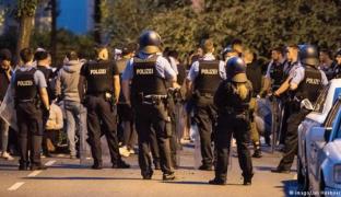 Zeci de poliţişti răniţi la un festivalul de muzică din Germania. Indivizi cu măşti au atacat forţele de ordine