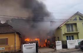 Incendiul de proporţii la Aiud. Depozit de mobilă cuprins de flăcări, focul s-a extins şi la casa vecină (Video)