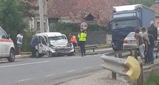 Accident mortal în Braşov. Un șofer a ajuns pe contrasens și a fost spulberat de un TIR
