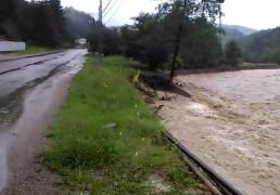 Circulaţie rutieră oprită sau îngreunată pe mai multe drumuri naţionale, în urma ploilor puternice. Anunțul făcut de Centrul Infotrafic