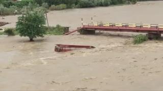 Container luat de inundații în Bacău