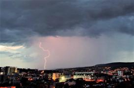 Ploi torenţiale, vijelii şi grindină în toată ţara, până la ora 21.00. Vor cădea mari cantităţi de apă, ce pot depăşi 40 de litri pe metru pătrat