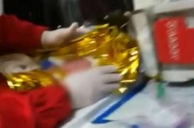 O tânără din Focşani a născut o fetiţă pe iarbă, lângă trotuar, după ce un taximetrist a refuzat s-o ducă la spital. Martorii povestesc scene teribile