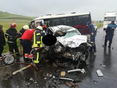 Primele imagini cu accidentul teribil de la Sâncrăieni. Impact fatal între o maşină şi un microbuz cu 20 de călători (Video)