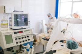 Medici tratează de cancer un pacient