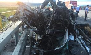 Accident teribil la Mioveni! Un tânăr de 24 de ani a murit după ce s-a răsturnat cu mașina pe o pasarelă (Foto, Video)
