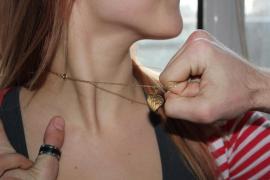 Iubire fără margini la Focşani. Un tânăr a smuls lănţişorul de la gâtul unei copile ca să i-l dea cadou iubitei sale