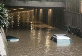 Inundaţii devastatoare în Bulgaria. Maşini abandonate de şoferi în drum, apa a ajuns până la plafon (Video)