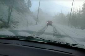 Fenomen meteo extrem în Cipru. Grindina de mari dimensiuni a acoperit drumurile cu un strat alb şi a distrus livezile