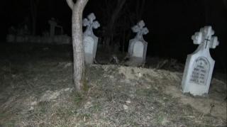 Oroare în Bihor! Copilă de 14 ani, batjocorită de şapte tineri într-un cimitir din Valea lui Mihai. Au filmat tot şi au distribuit imaginile pe Facebook