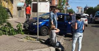 Un bărbat aproape că o spulberă cu maşina pe soţia sa, după ce femeie îi cere să divorţeze