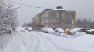 Iarnă în toiul verii! Troiene şi maşini îngropate în zăpadă, într-un orăşel din Rusia