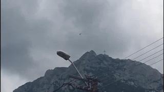 Elicopter în apropiere de Crucea Caraiman, unde a fost localizat parapantistul