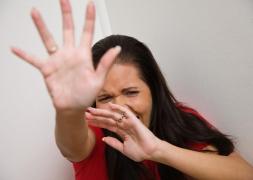 Un bărbat din Botoşani şi-a ars copiii cu ţigara şi şi-a snopit în bătaie soţia în faţa micuţilor