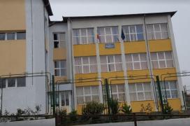 O profesoară a fost bătută de mama unei eleve, la Tulcea. Femeia s-a dus furioasă la şcoală, cu un băţ