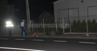 Accident cumplit la Poşta Câlnău. Un şofer de TIR a coborât din cabină, a traversat să meargă la wc şi când s-a întors a fost făcut bucăţi de un autoturism