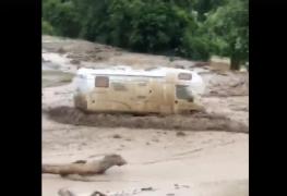 Imagini dramatice în Maramureș! O rulotă este luată de o viitură puternică (Video)