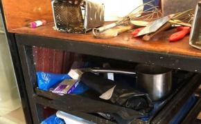 Produse ţinute în căldură şi ustensile vechi şi murdare, găsite la o patiserie din Constanţa