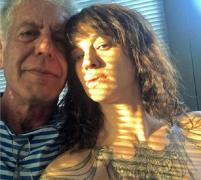 Anthony Bourdain a fost găsit spânzurat în camera lui de hotel. Mesajul ciudat postat de iubita lui, actrița Asia Argento, cu două ore înainte