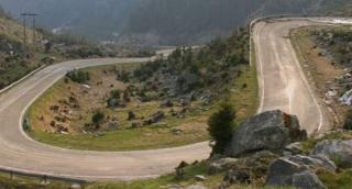 Aproape 30 de autovehicule blocate pe Transalpina, din cauza aluviunilor aduse pe şosea de furtuni