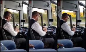 Imagini virale! Un șofer de autocar se uită în telefon minute în șir în timp ce conduce pe autostradă. Omul nici nu ține mâinile pe volan