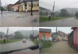 O furtună a făcut prăpăd în Reșița! Străzile au fost inundate, mai multe cartiere și localități au rămas fără curent electric (Video)