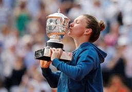 Simona Halep ține trofeul de la Roland Garros