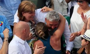 Stere Halep o îmbrățișează pe Simona la Roland Garros