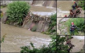 Bilanțul inundațiilor a ajuns la patru morți! Un bărbat din Neamț, plecat după lemne, a fost luat de viitură, iar un altul s-a înecat după ce a intrat cu calul într-un râu