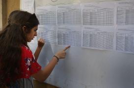 Candidat urmărește notele afișate la examen