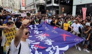 Proteste masive prodemocraţie, la Hong Kong, Poliţia avertizează manifestanţii că pot fi arestaţi (Video)