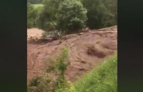 Prăpăd la graniţa României cu Ucraina. Tone de aluviuni sunt aduse de pe versanţi la poalele muntelui, de furia apelor (Video)