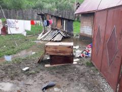 Marian Godină a mers să împartă apă şi alimente mai multor săteni sinistraţi dintr-un sat din Braşov (Video)