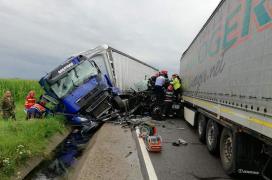 Două TIR-uri s-au izbit frontal la Piscani, în Argeş. Imagini teribile cu manevrele de descarcerare ale unuia dintre şoferi (video)