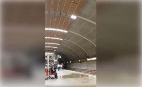 Pericol de electrocutare în metroul din Bucureşti. Apa curge din tavan, pe lângă lămpile de iluminat, călătorii sunt îngroziţi