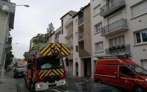 O întreagă familie, 5 oameni, inclusiv un copil, au fost găsiţi morţi în apartamentul în care locuiau. Cineva a dat foc şi a blocat ieşirile