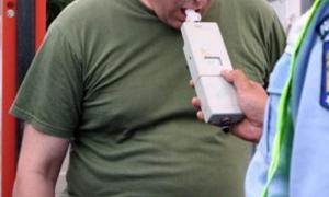 Un ieşean a fost arestat, după ce a fost prins la volan rupt de beat şi cu permisul suspendat. Le-a spus poliţiştilor că băuse 8 beri, două pahare de vin şi un rachiu