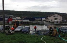 70 de oameni sunt evacuaţi din case, la Băbeni, în Vâlcea, unde un râu a ieşit din matcă