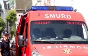 Un tânăr din Neamț a chemat pompierii după ce a rămas cu mâna blocată sub pat. Bărbatul a vrut să ia telecomanda