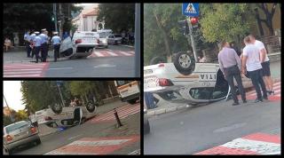 O maşină de poliţie a trecut pe roşu la semafor, în Baia Mare, şi s-a răsturnat pe trotuar