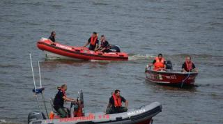 Un băieţel de 3 ani, sora lui de 7 ani şi bunica lor au murit luaţi de ape, în Tulcea. Bunicul este încă dat dispărut