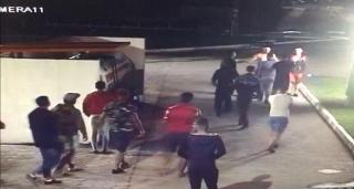 Bătaia generală din Lunguleţu, surprinsă de camerele de supraveghere. Mai mulţi tineri şi-au împărţit pumni şi picioare într-o staţie peco