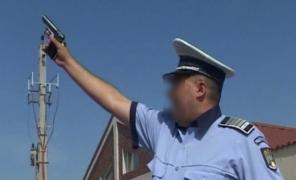 Poliţistul care a tras cu arma lucrează de 17 ani în Poliţie şi a mai avut o experinţă cu şoferul care a provocat incidentul