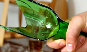 Scandal sângeros între doi iubiţi! O tânără a spart o sticlă şi l-a tăiat pe iubit