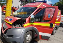 Ambulanţă SMURD, izbită de o maşină care nu i-a acordat prioritate la Constanţa