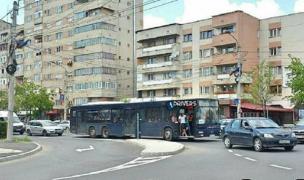 Un șofer de autobuz din Satu Mare, surprins în timp ce circulă cu ușile deschise, iar un bărbat se ține de mânere
