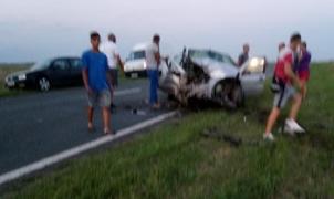 Maşină izbită frontal de un Audi de pe contrasens, pe un drum din Timiş