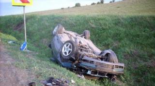 Accident la Popasul Merei, în Buzău. Patru tineri s-au răsturnat cu maşina, după ce şoferul de 19 ani a adormit la volan